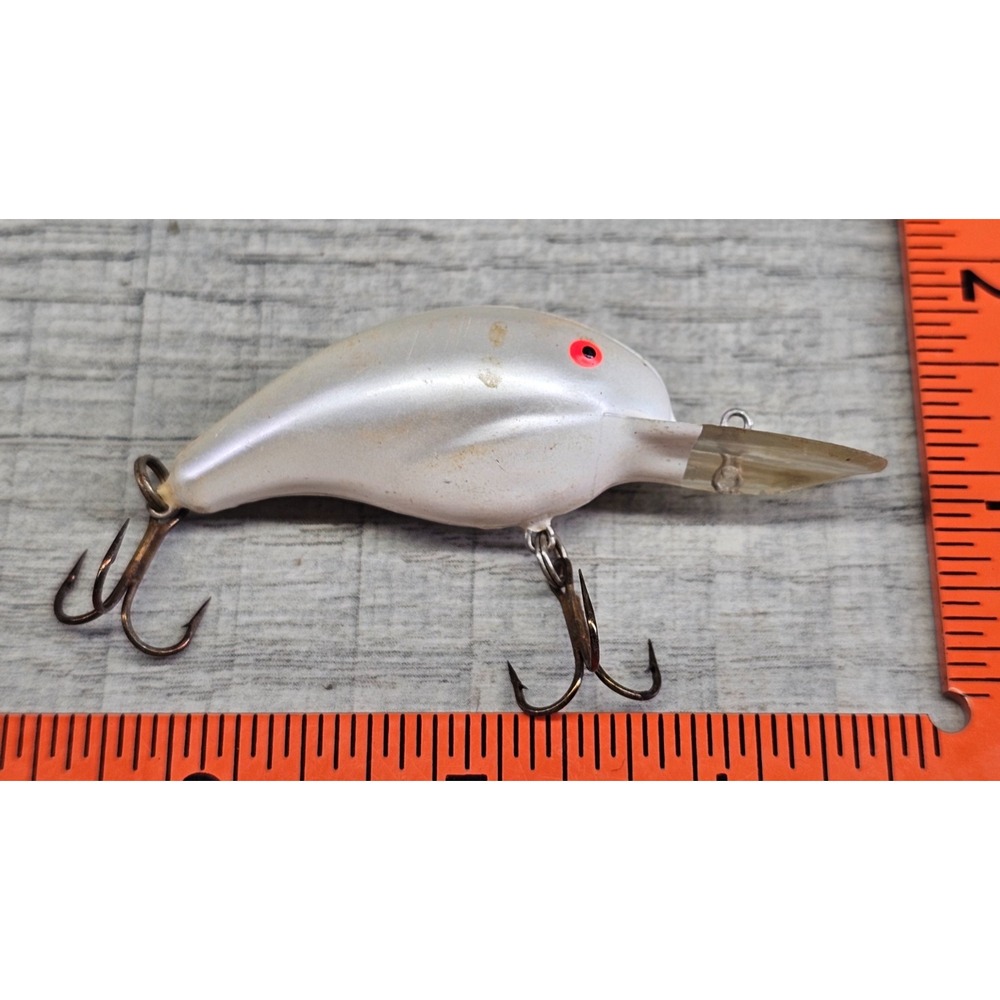 Bandit 200 Series Crankbait Pearl / Red Eye Medium Diving Fishing Lure